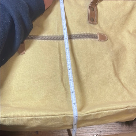 Sixtease Chic Cream and Black Tote with Key Accent - Picture 12 of 12